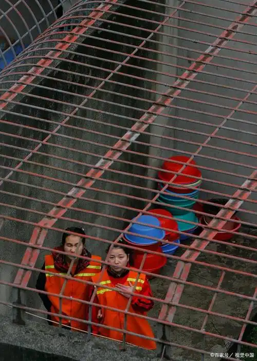 以亲身经历讲述一些看守所的生活,也是有亲朋在里面关心的问题