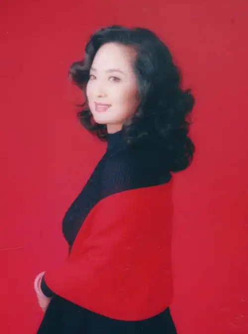 昔日影坛金花今朝画坛女将张金玲