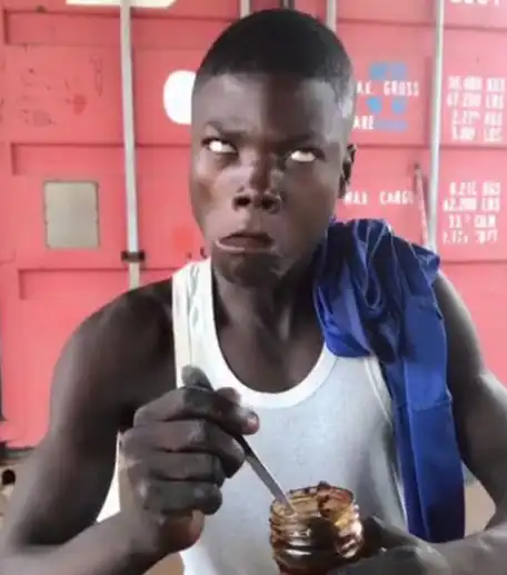 非洲小伙第一次吃老干妈,被辣到表情扭曲,但是动作出卖他了