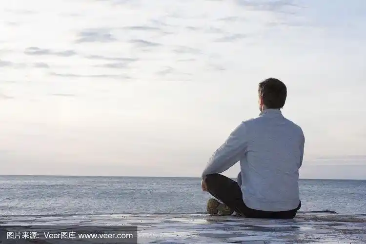 在海边沉思的人