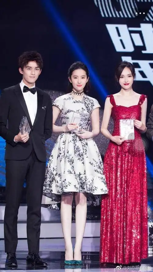 众星时装之夜红毯造型,唐嫣刘亦菲同框,娜扎性感露肩装超美