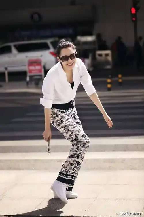 许晴55岁了,度假穿搭不露腿不秀腰,普通女人25岁都难实现这状态