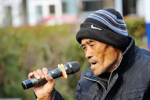 公园里老人唱歌跳舞健身打牌看孩子 欢乐度晚年