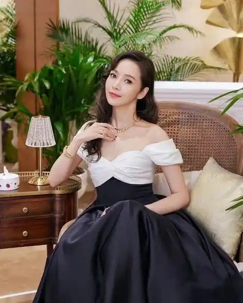 侯佩岑最新活动出席,"身材骨突出"身材过度消瘦,165高不到88斤_时尚_