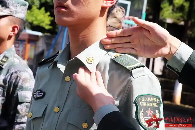 示范夏常服穿着