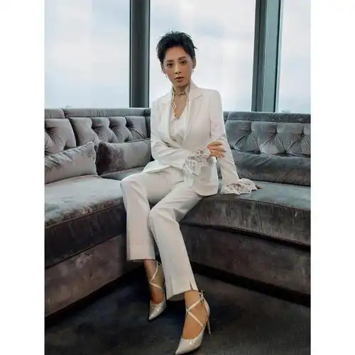 宁静屡次登上热搜太火了,这回穿紧身连衣裙走机场,勒出3d凹凸感