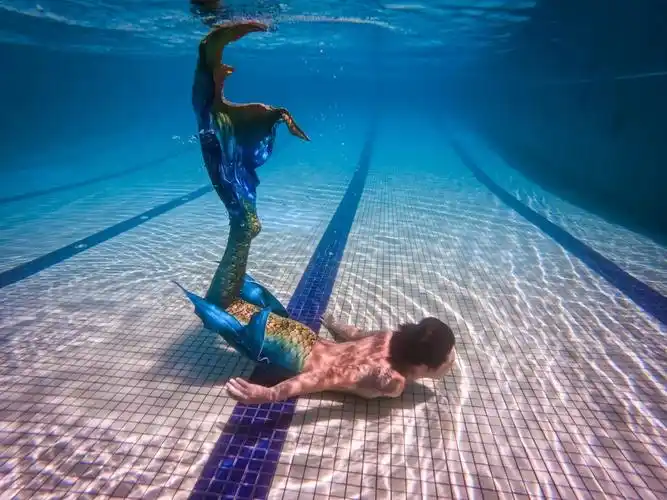 谁说男生不能学美人鱼