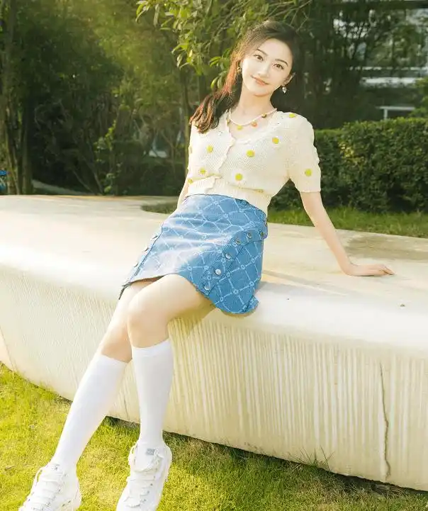 景甜在户外郊游,元气满满,坐姿甜美尽显少女心