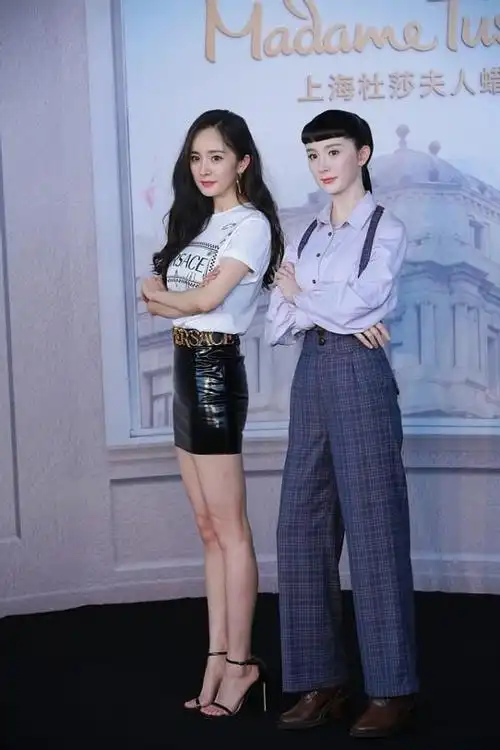 杨幂与自己的蜡像同框,看着差距有点大,但气质却依旧很高级