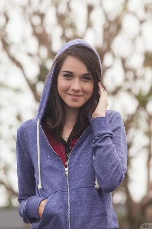 擅长:电视明星体育/运动电脑/网络  展开全部 这个人叫:emily grey 又