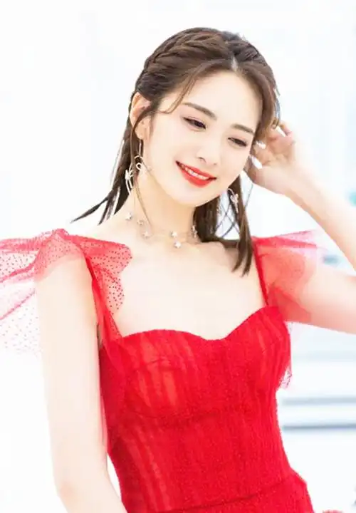 湖南新晋小花旦主持人刘烨高颜值魔鬼身材蕾丝搭配风美呆