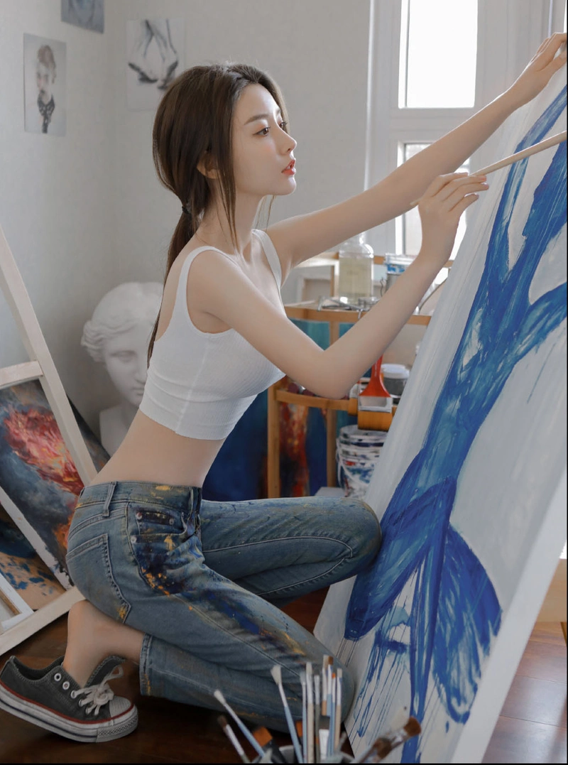 新生代演员周麟嘉,模特身材气质出众,解锁多重时尚风