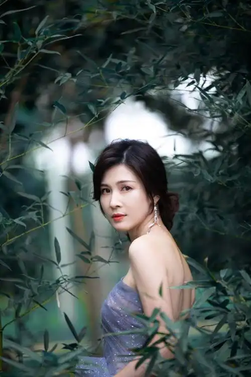 烫银工艺和水钻的排布让整套礼服彰显层次和质感,极好地衬托出童蕾的