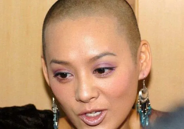 宁静本身也是一个美丽的女子,她捡了光头板寸,但是仍然散发着迷人的