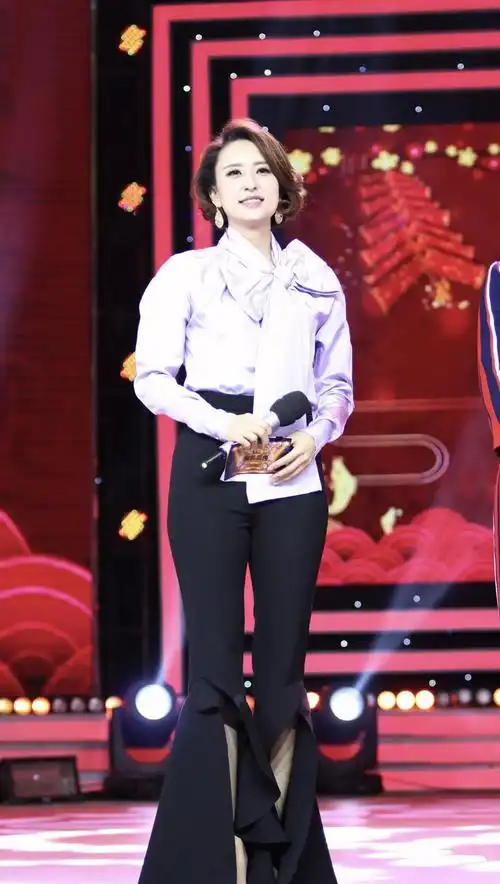 被张蕾的身材折服了,穿紧身连衣裙凹凸有致,尽显优雅大方姿态