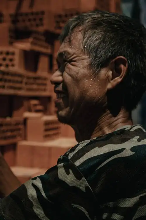 夏日高温下建筑工人搬砖头