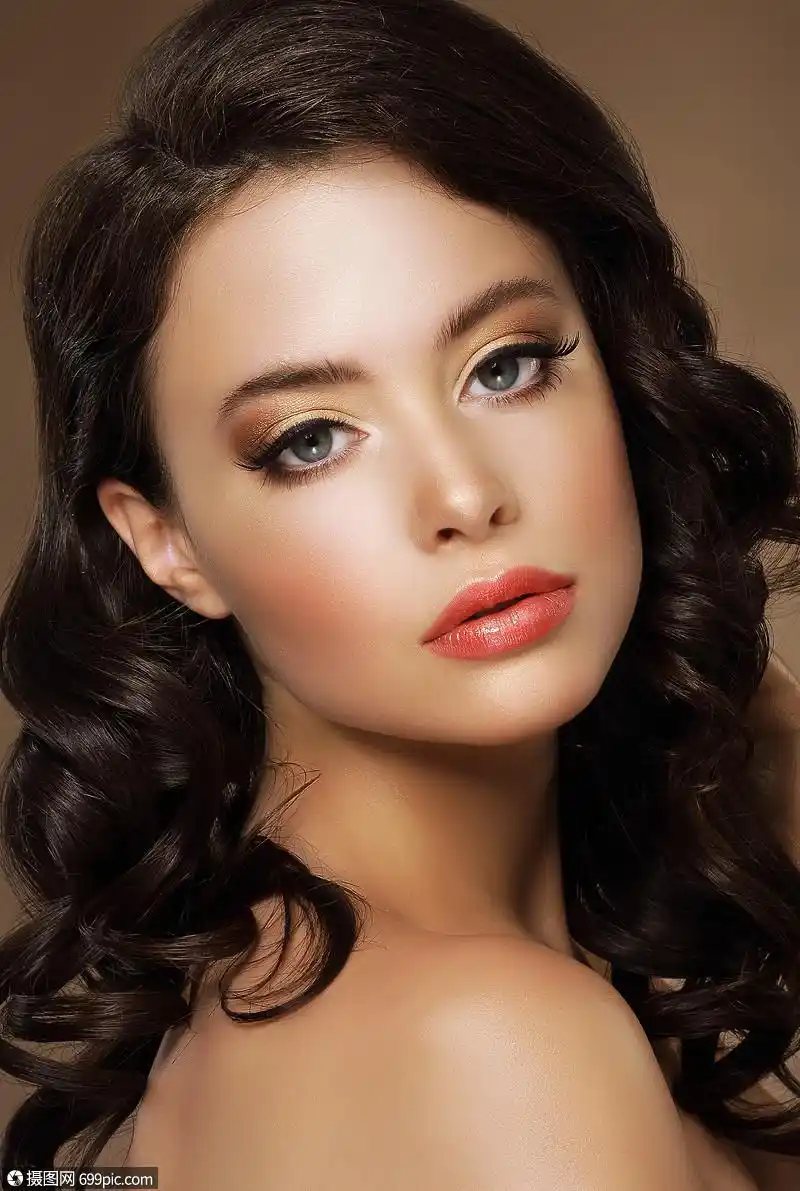 华丽迷人的女士,条纹古铜色的皮肤