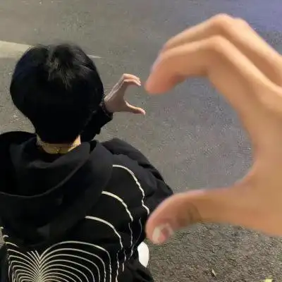 情侣头像一左一右比心 超火高清的比心情侣头像真人图片_情侣头像