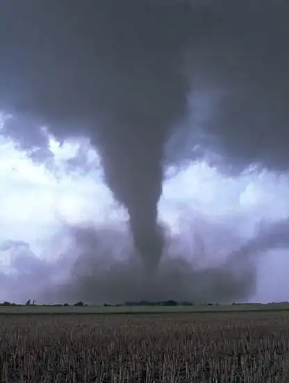 英国摄影师穿越龙卷风走廊拍摄壮观极端天气