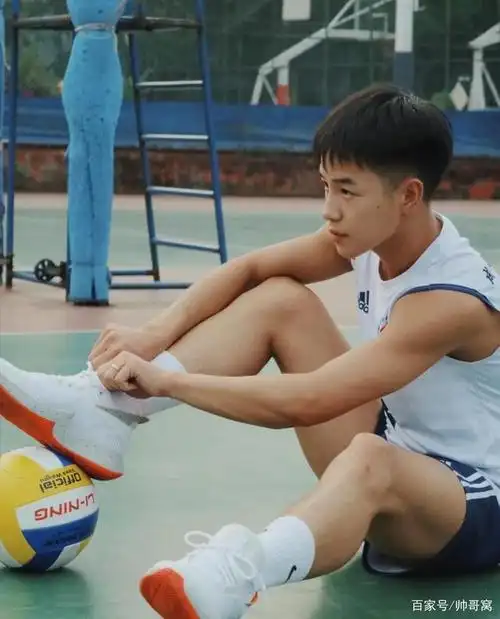 浑身散发青青气息的阳光体育生,喜欢打篮球的男生,果然气宇不凡