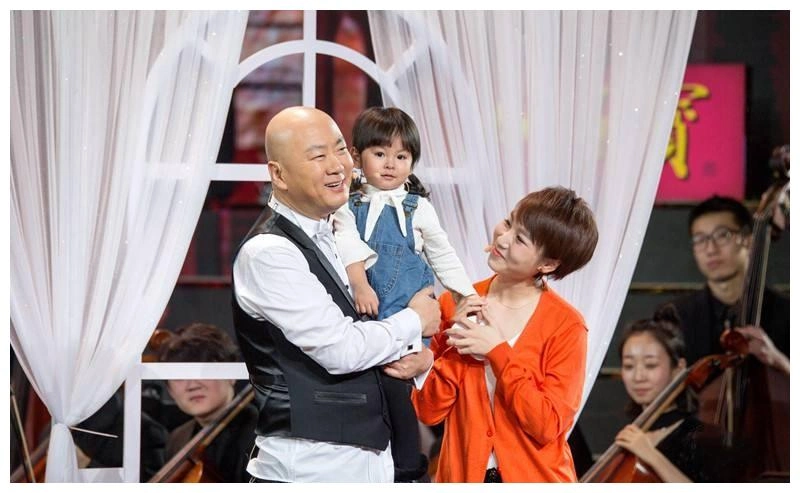 54岁郭冬临教育孩子遭嫌弃,"女儿"大眼机灵被赞,妻子身份成谜_腾讯