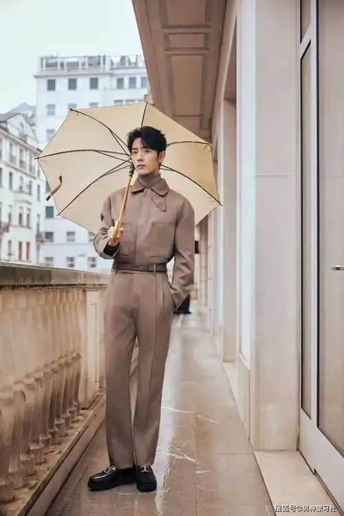 今天我们来分析下他的衣品是几分!_西装_时候_黑色