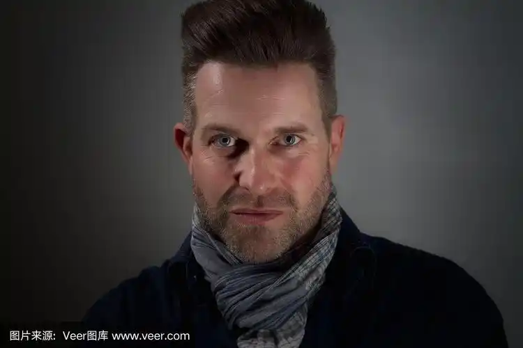 有魅力的男人用锐利的眼睛盯着镜头