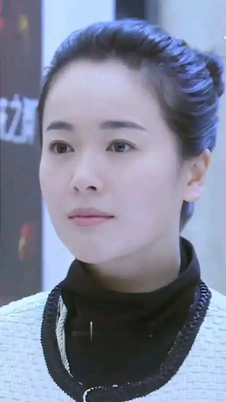 的中年少女,是在烟熏火燎之后,仍旧保持爱臭美的秉性#颜值 #左小青