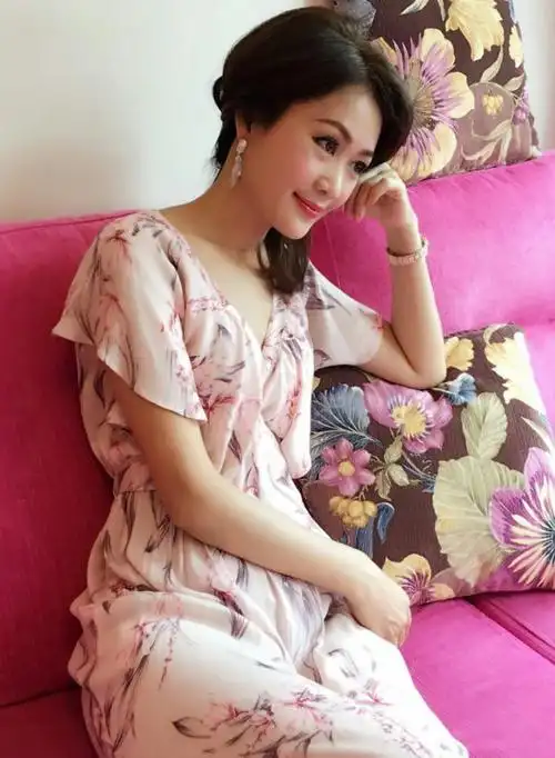 48岁梁小冰近照,美如28岁少女,网友:不愧是最美的阿珂公主