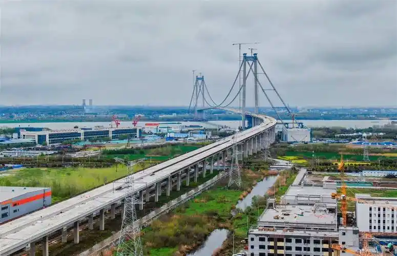 1560米一跨过江南京龙潭长江大桥主桥合龙