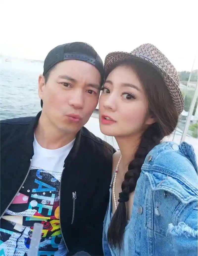 安以轩与老公浪漫游土耳其,夫妻俩甜蜜拥吻撒狗粮庆结婚一周年