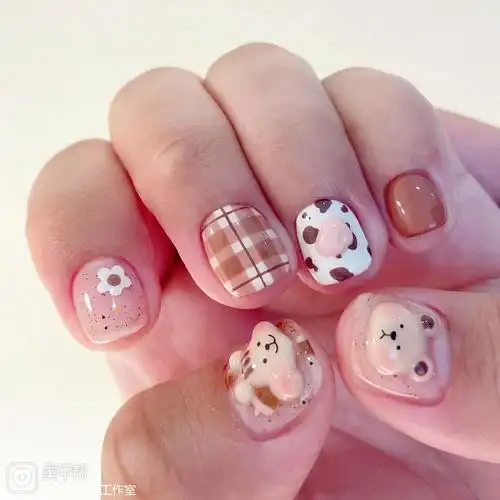 可爱格纹花朵短甲方形卡通美甲图片