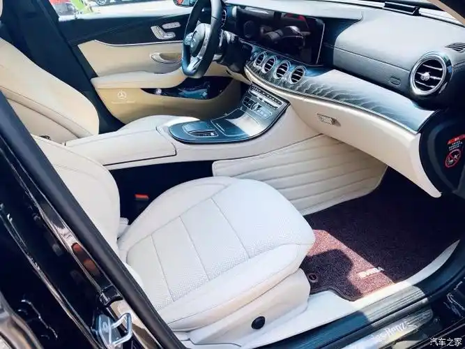 2020款奔驰e300白色内饰是偏黄还是偏灰