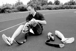 刀锋战士欲戴电子脚镣服刑监狱称没脚踝不允许