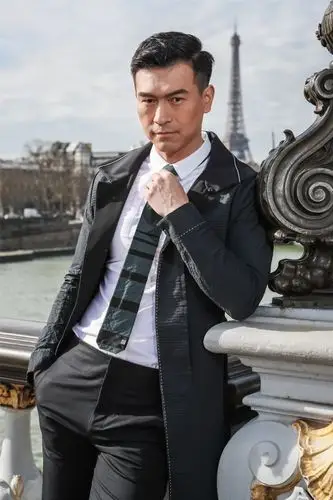 剃掉胡渣的"正太"熟男大叔 纪焕博巴黎街头大片上线