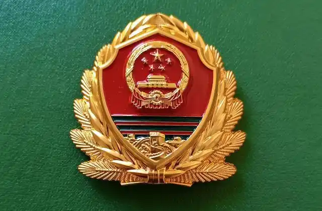 图:武警部队佩戴的21式帽徽 毛启国摄武警黄金部队组建以来,先后经历4