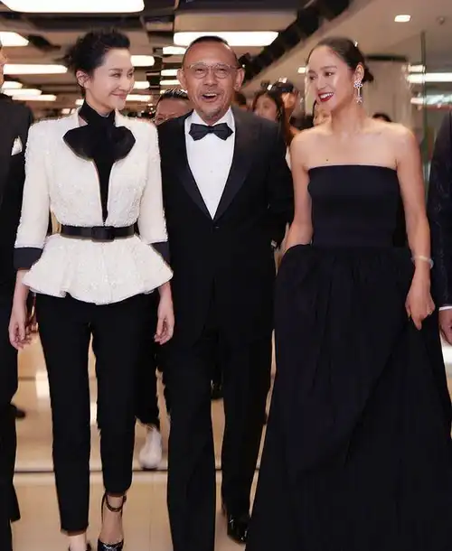 53岁许晴跟43岁周韵同框,穿裤装优雅穿黑裙大气,气质不是一档次_裙子