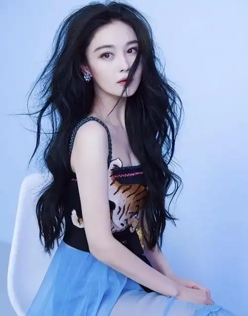 冯小刚在看到张馨予的照片后,觉得她非常适合影片中风情万种的大明星