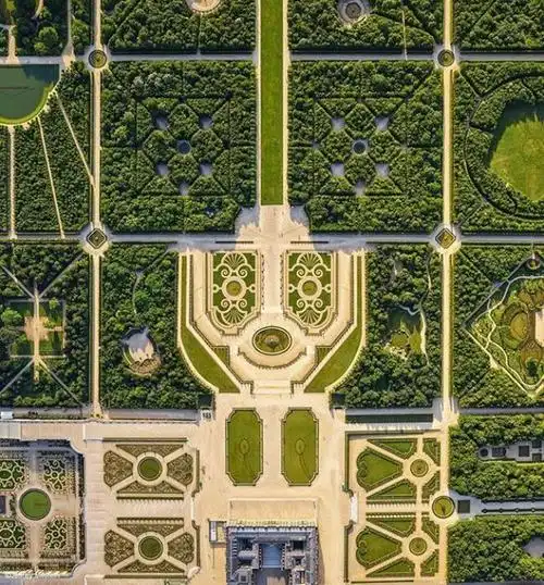 奢华的凡尔赛宫后花园,在俯视的镜头下更为壮观.