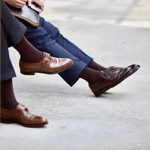 tip04男士正装皮鞋丝袜一定要穿长一点哦