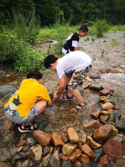 今天河里有水,太好玩了!我们男孩都喜欢玩水!