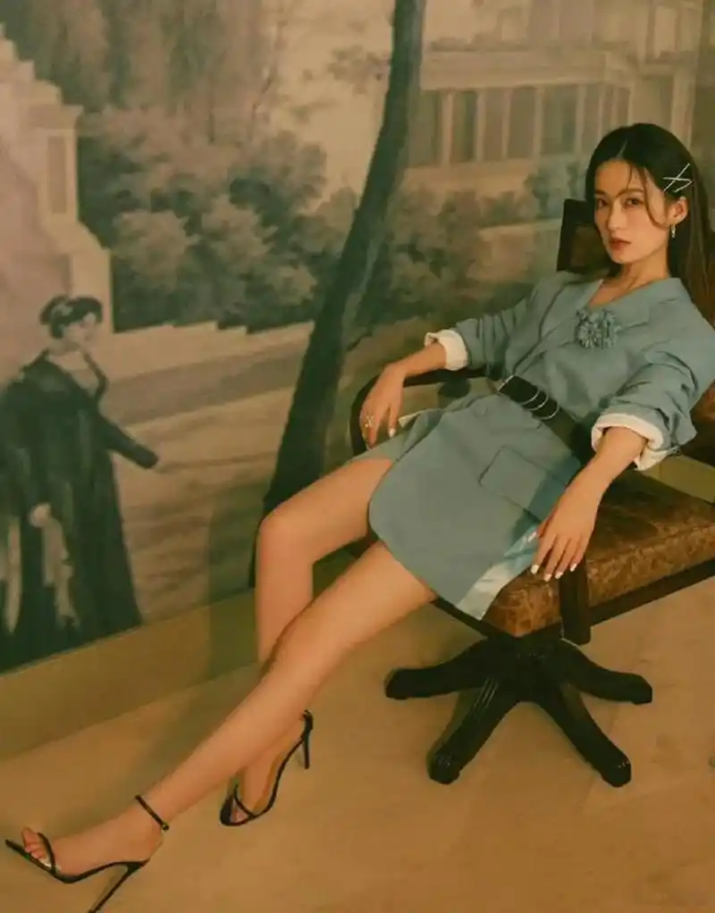 李沁的大长腿好长,好美!