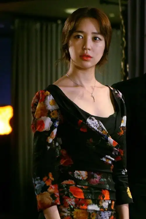 海报剧照剧情:  15岁的李秀妍(尹恩惠 饰)因被贴上"杀人犯女儿"的标签