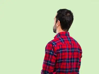 男人回头看背影图片