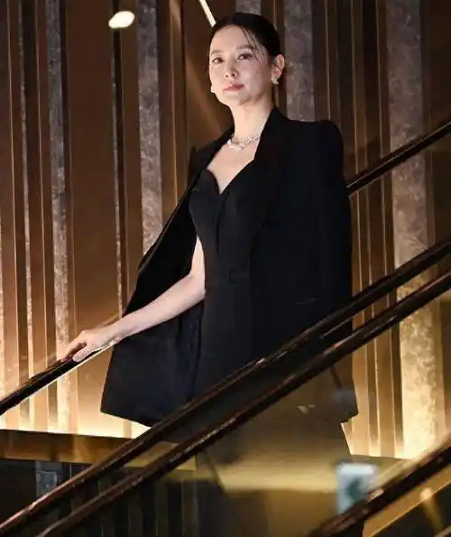 52岁李英爱变身"音乐王牌",换上几套衣服很酷,但他还是大美人_黑色