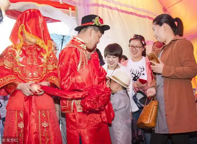 各地农家小院婚礼更讲传统习俗,热闹喜庆,还有好多美味佳肴!