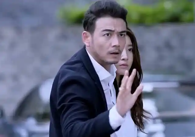 归还世界给你:尹唯见忆恩打了她一巴掌,忆恩晕倒陆准抱她回家