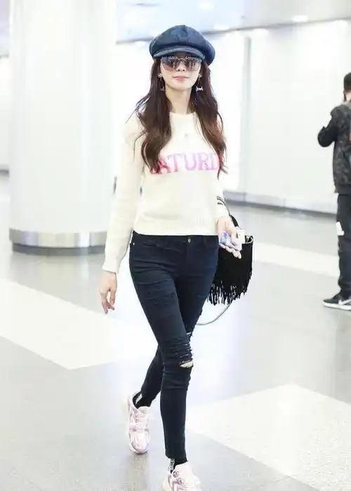 近日,林志玲从北京飞往上海现身机场,身穿简约纯色衬衫外套内搭印花