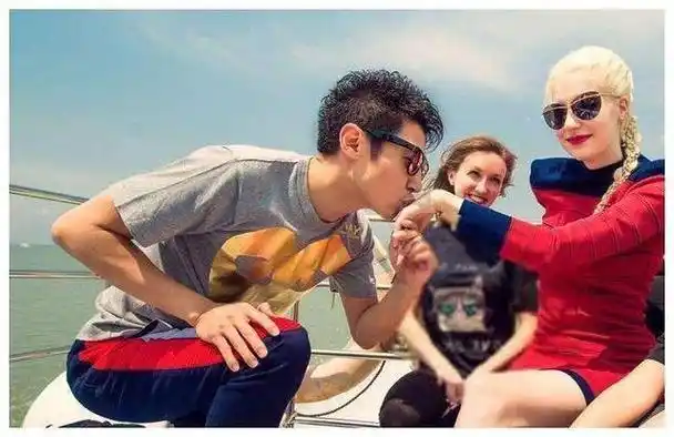 撒贝宁,这位央视知名主持人,与他的外国美女妻子李白以及他们的两个