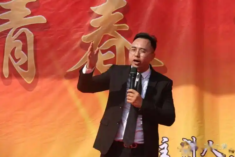 学生向班主任行感恩礼励志报告专家余云老师和学生互动范仲淹公学团委